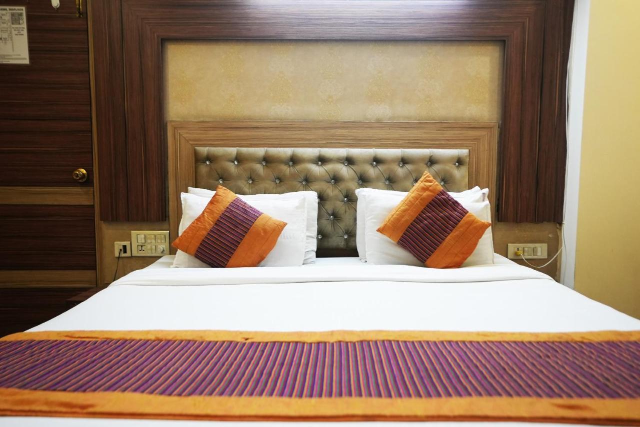 Hotel Classic New Delhi Exterior photo