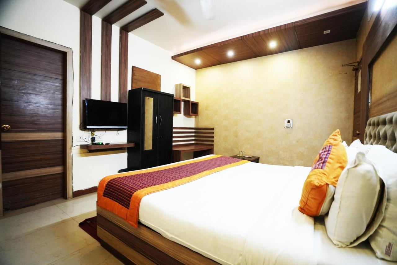 Hotel Classic New Delhi Exterior photo